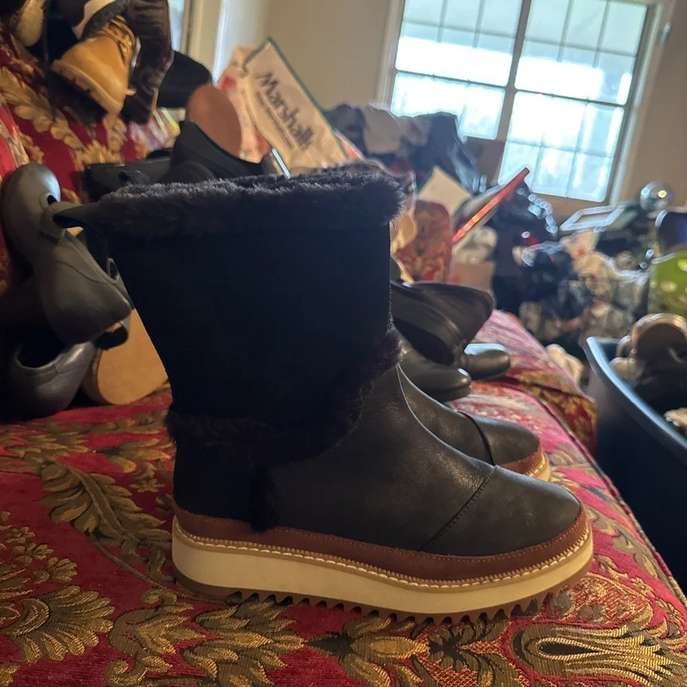 TOMS Black Suede Leather Shearling Waterproof Boots Size 5.5